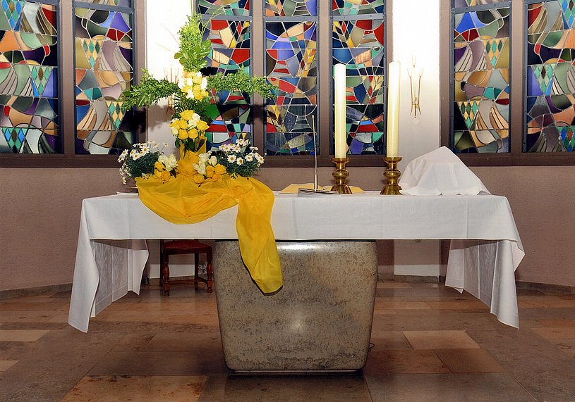 Altar der Pauluskirche von Eltern der Konfirmanden 2009 geschmückt