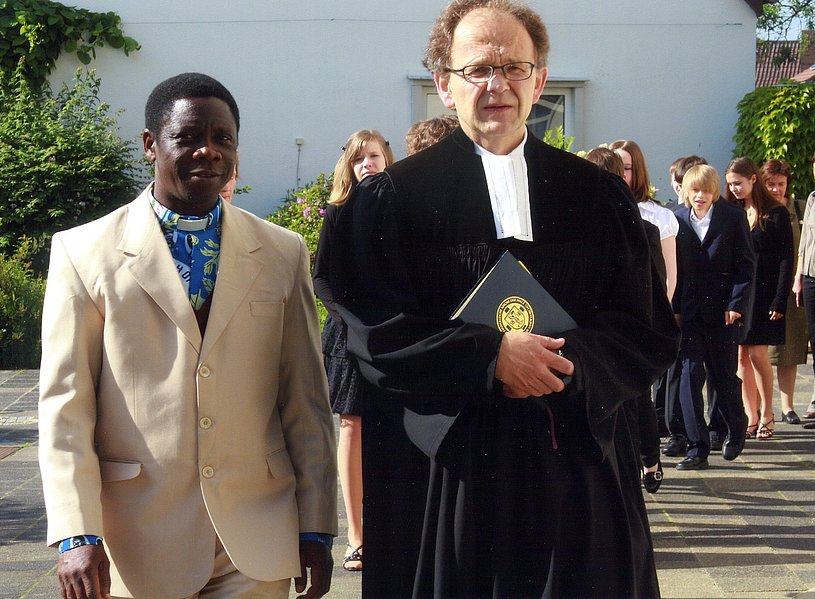Pfarrer Akoto aus der Partnergemeinde wirkte am 17. Mai 2009 bei der Konfirmation mit